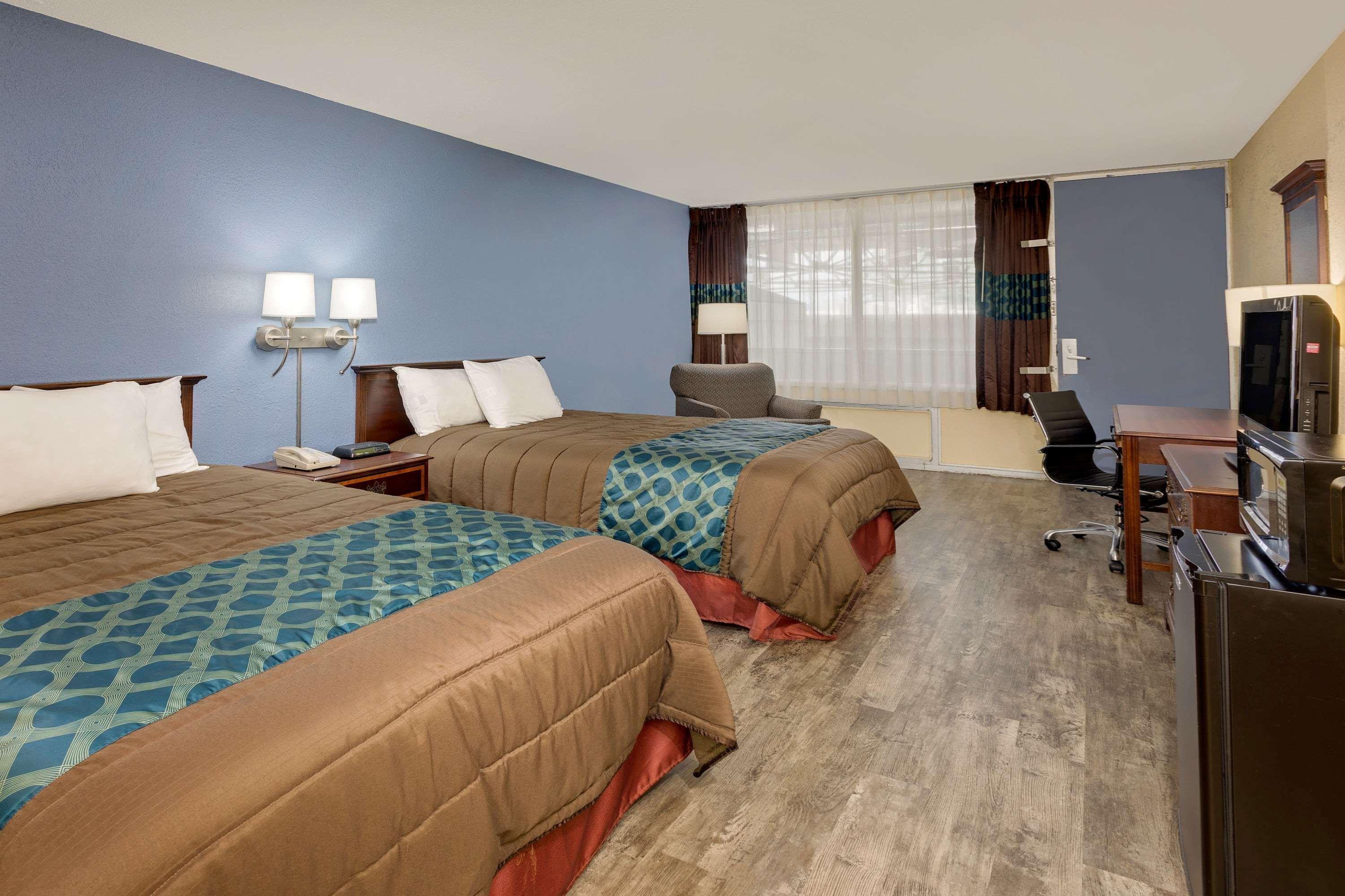 Days Inn By Wyndham Montgomery Near Aum 외부 사진