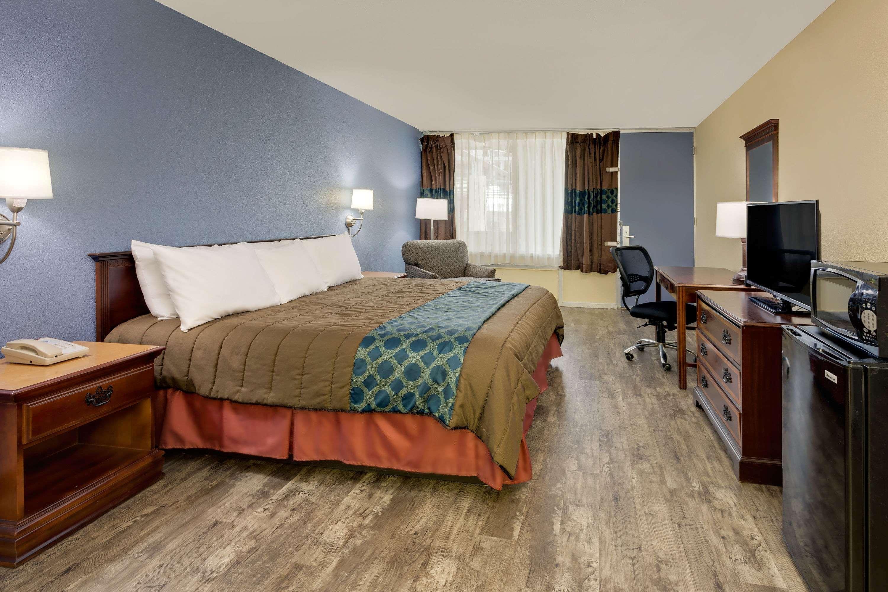Days Inn By Wyndham Montgomery Near Aum 외부 사진