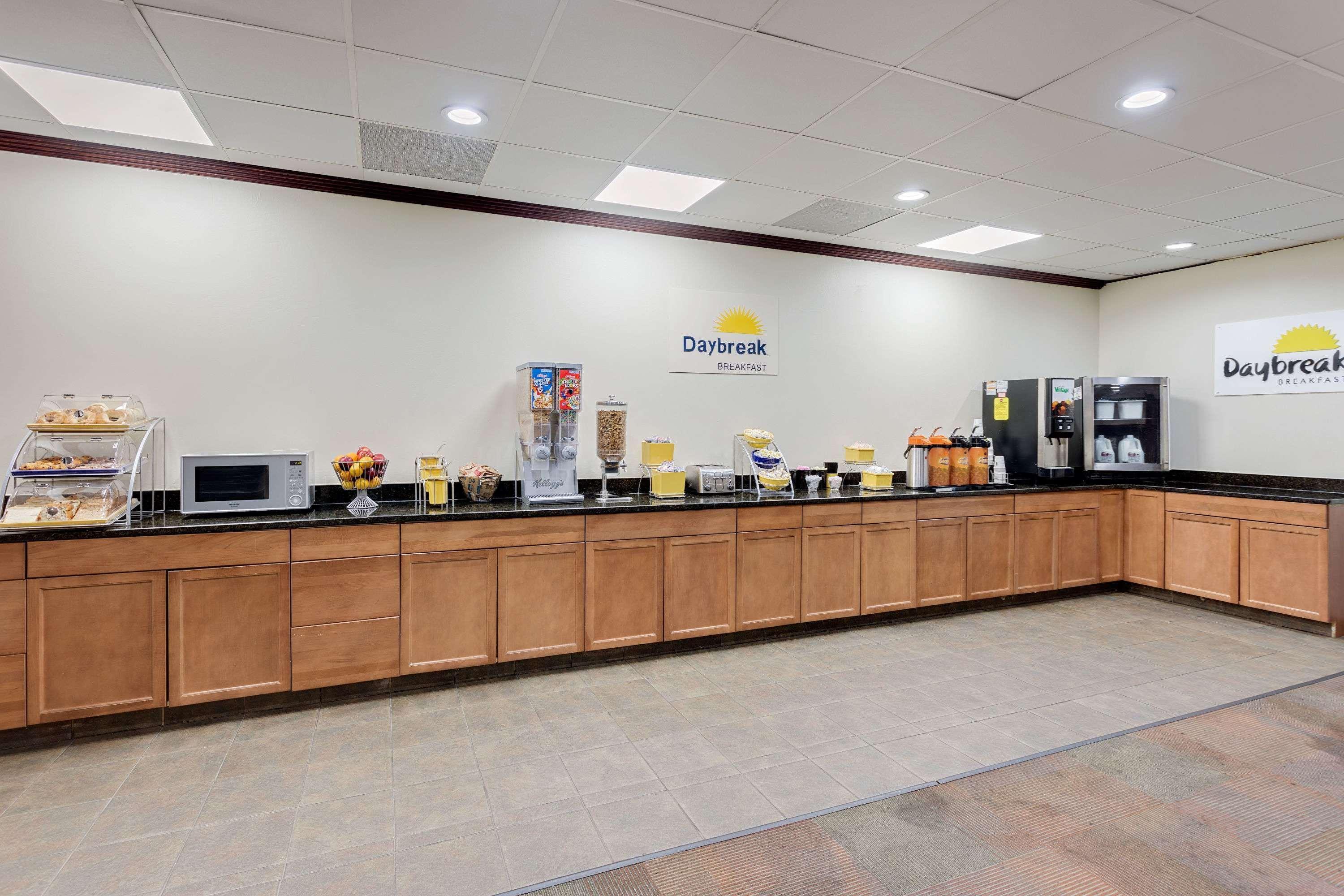 Days Inn By Wyndham Montgomery Near Aum 외부 사진