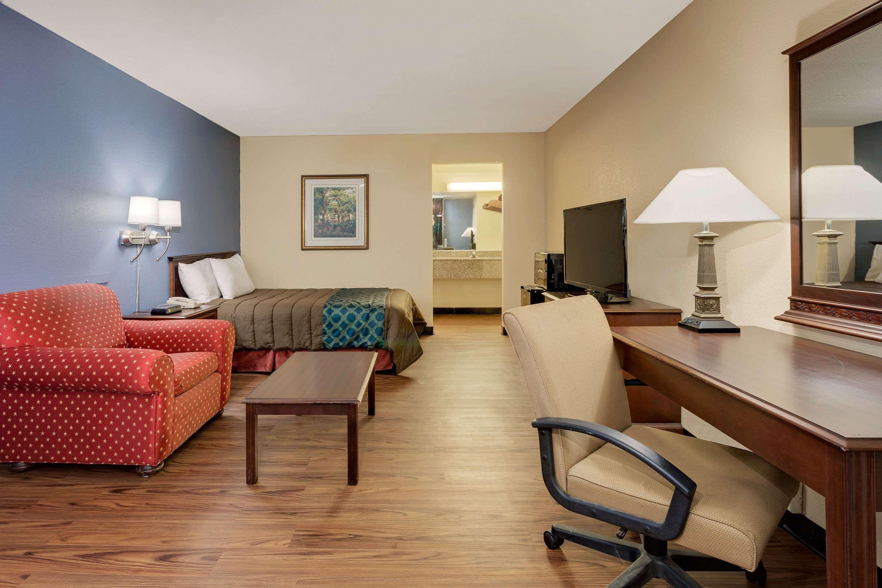 Days Inn By Wyndham Montgomery Near Aum 외부 사진