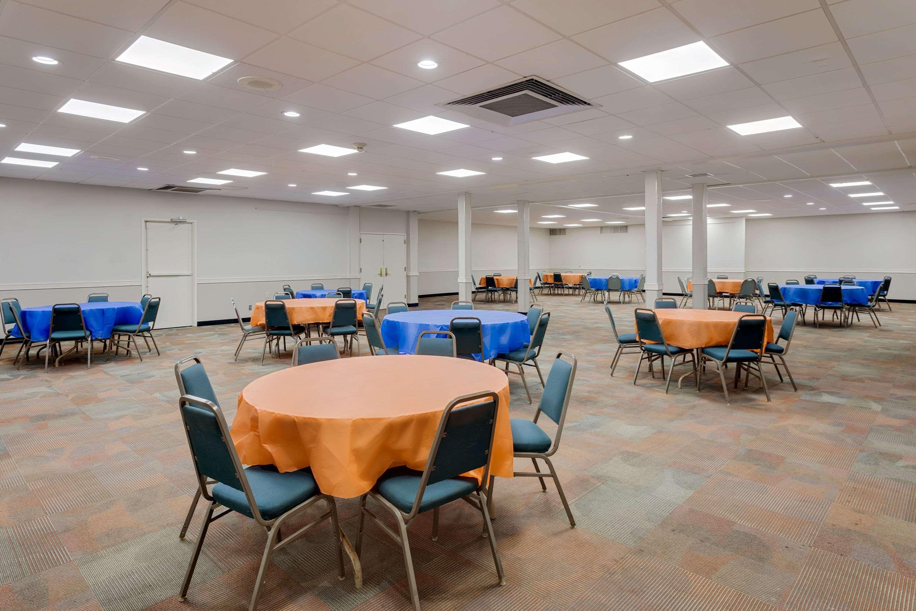 Days Inn By Wyndham Montgomery Near Aum 외부 사진