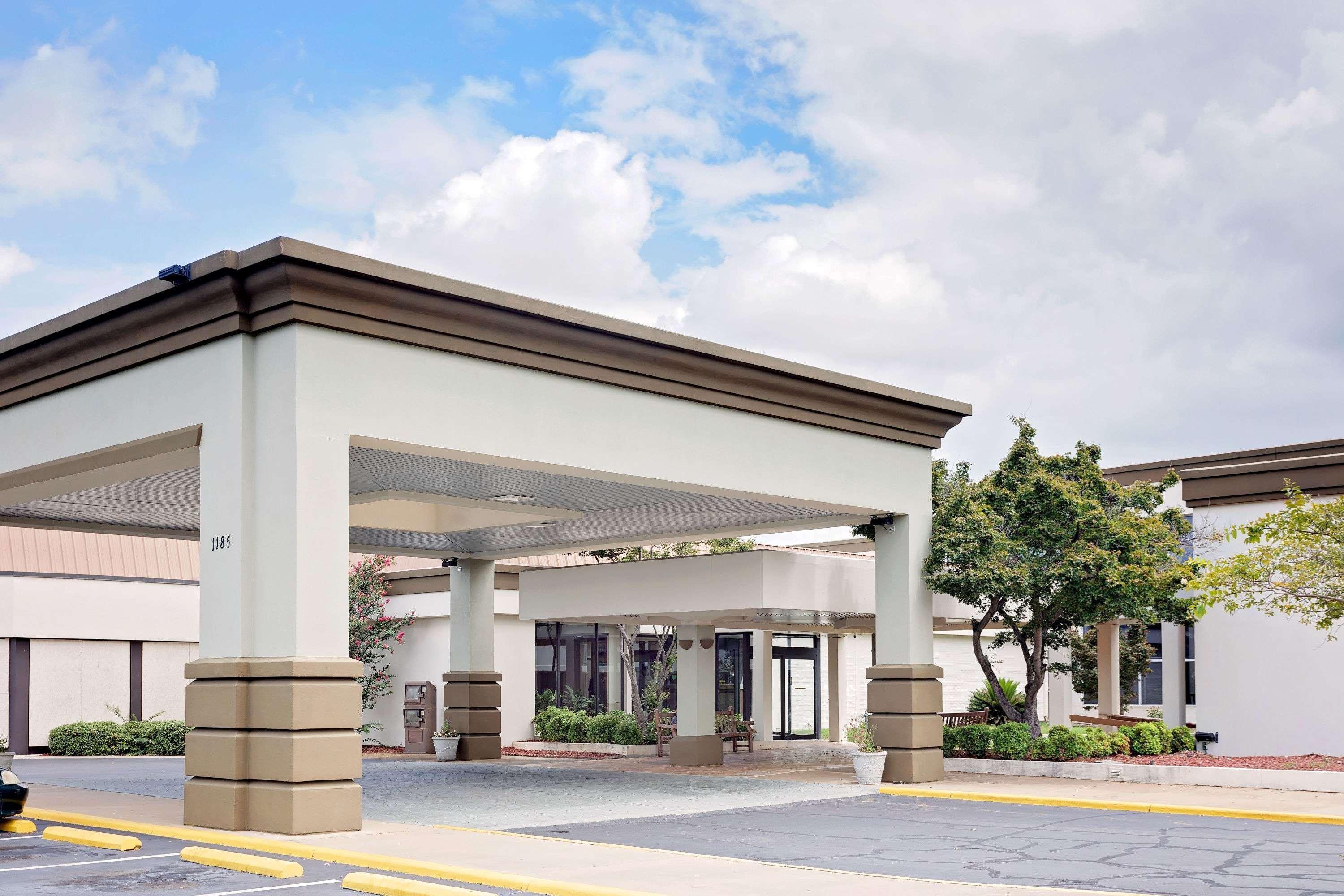 Days Inn By Wyndham Montgomery Near Aum 외부 사진