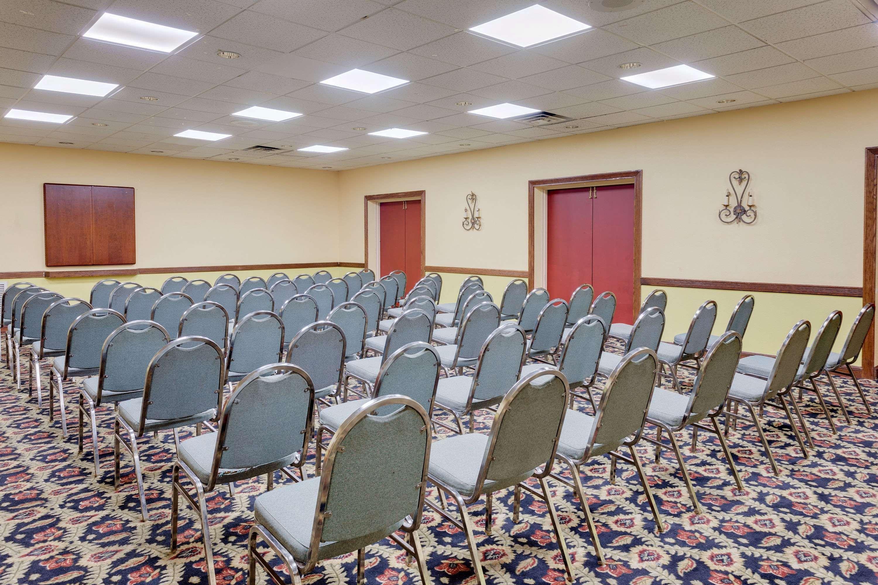 Days Inn By Wyndham Montgomery Near Aum 외부 사진