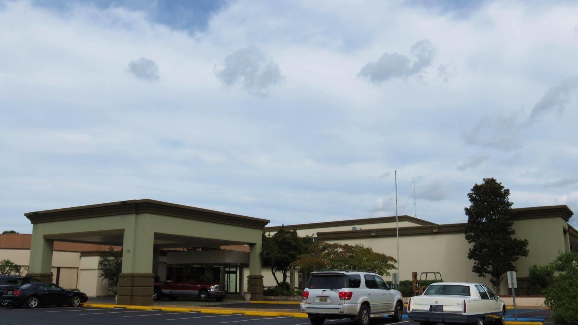 Days Inn By Wyndham Montgomery Near Aum 외부 사진