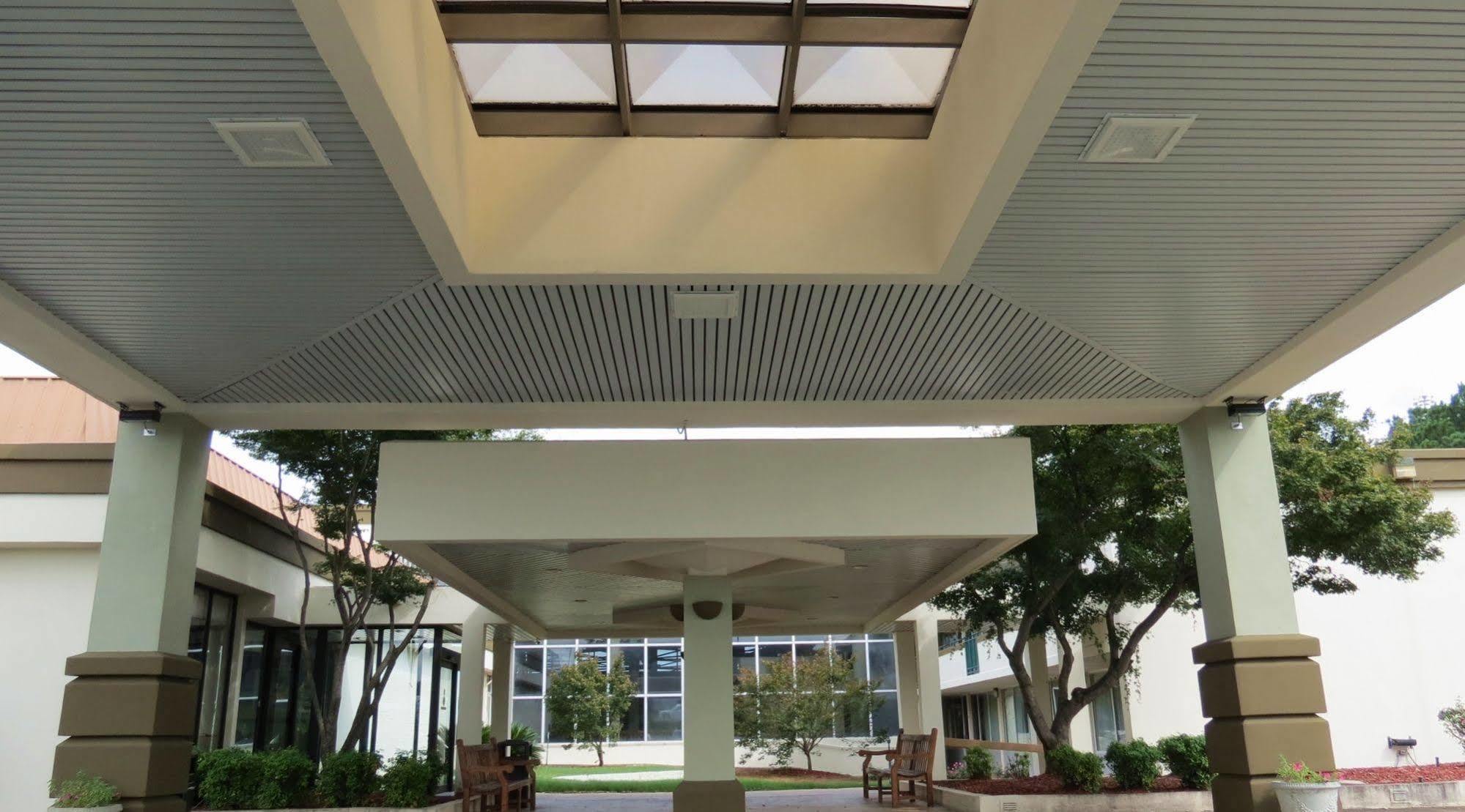 Days Inn By Wyndham Montgomery Near Aum 외부 사진