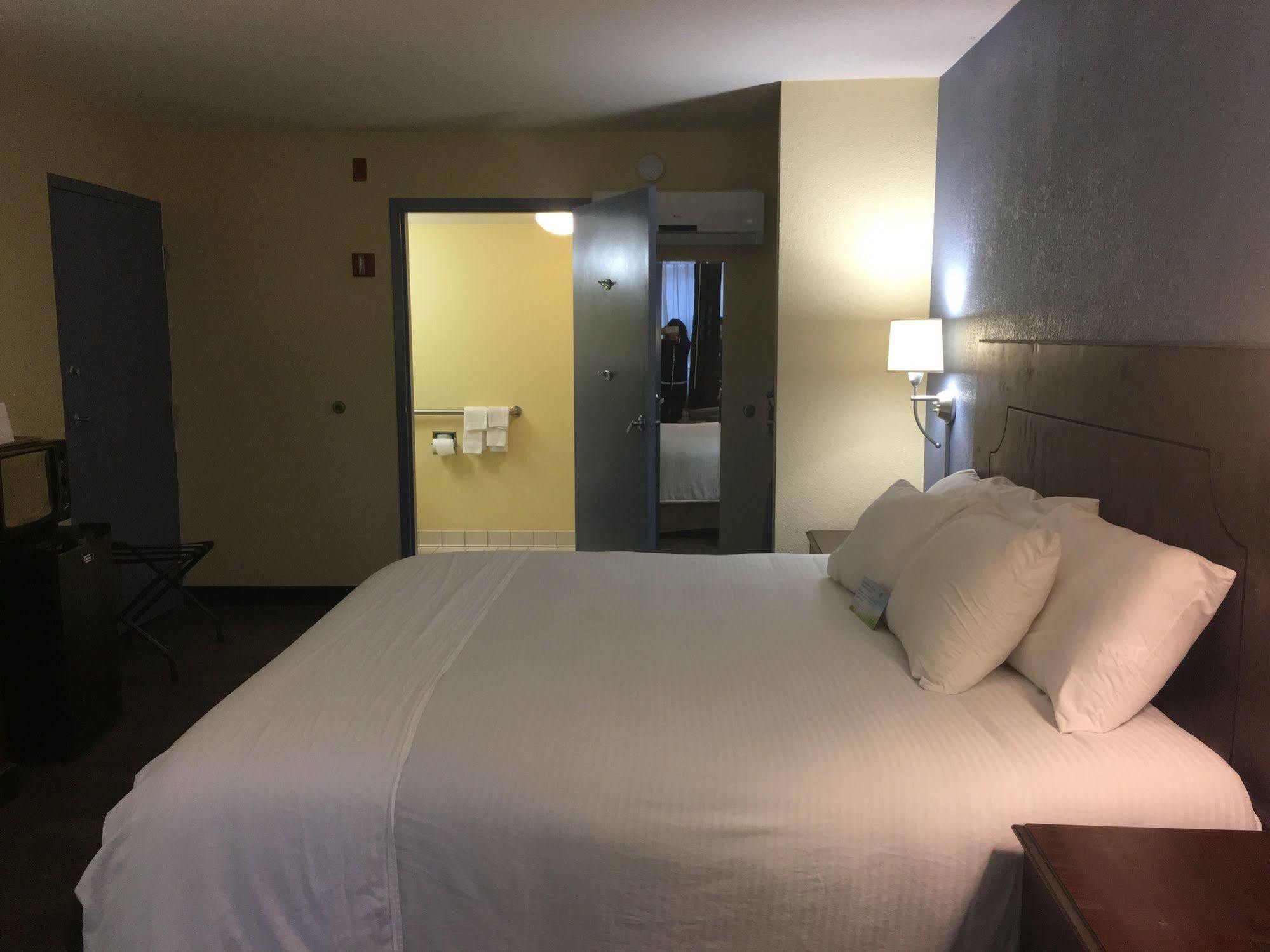 Days Inn By Wyndham Montgomery Near Aum 외부 사진