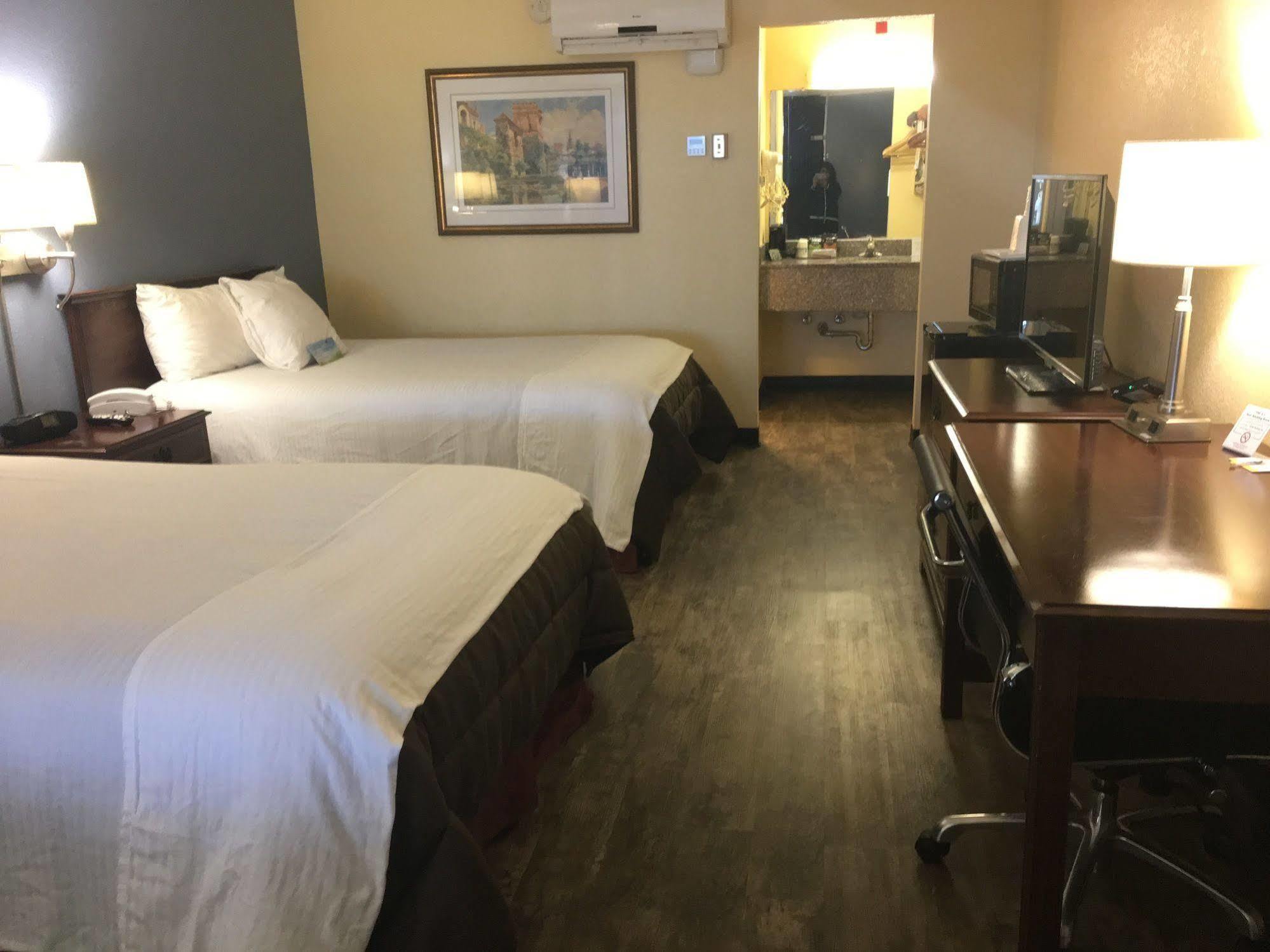 Days Inn By Wyndham Montgomery Near Aum 외부 사진