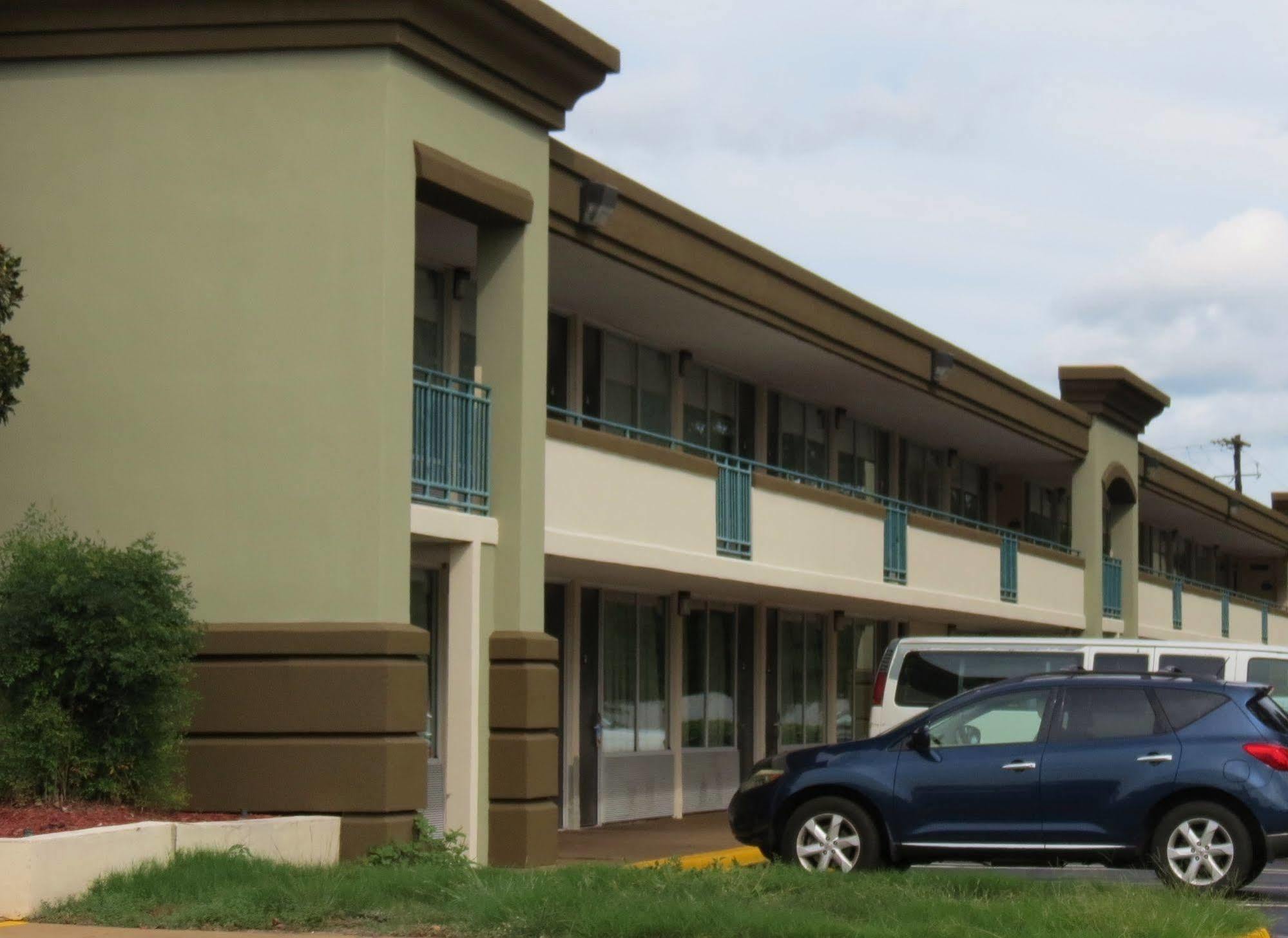 Days Inn By Wyndham Montgomery Near Aum 외부 사진
