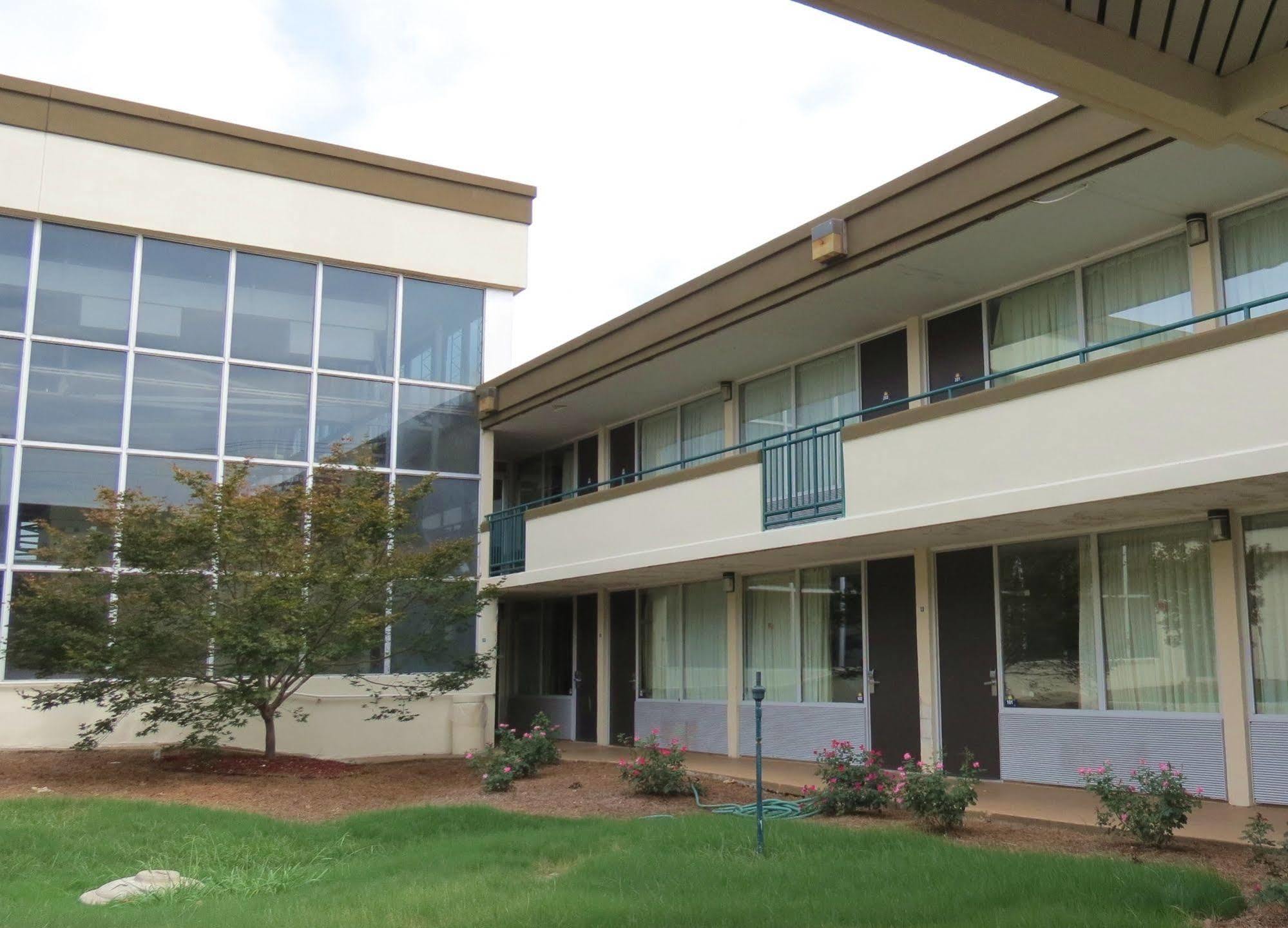 Days Inn By Wyndham Montgomery Near Aum 외부 사진