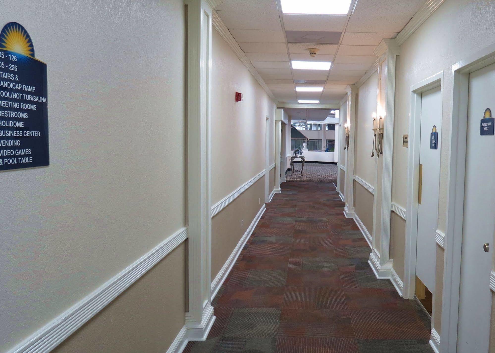Days Inn By Wyndham Montgomery Near Aum 외부 사진