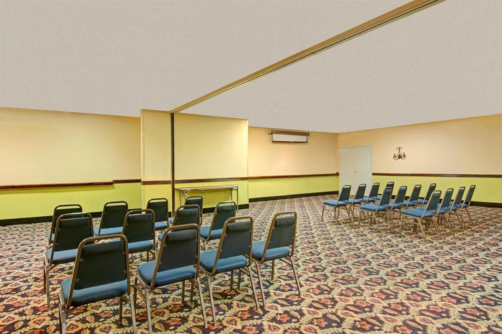 Days Inn By Wyndham Montgomery Near Aum 외부 사진
