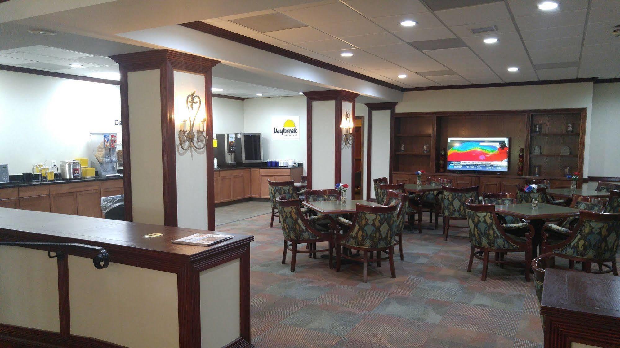 Days Inn By Wyndham Montgomery Near Aum 외부 사진