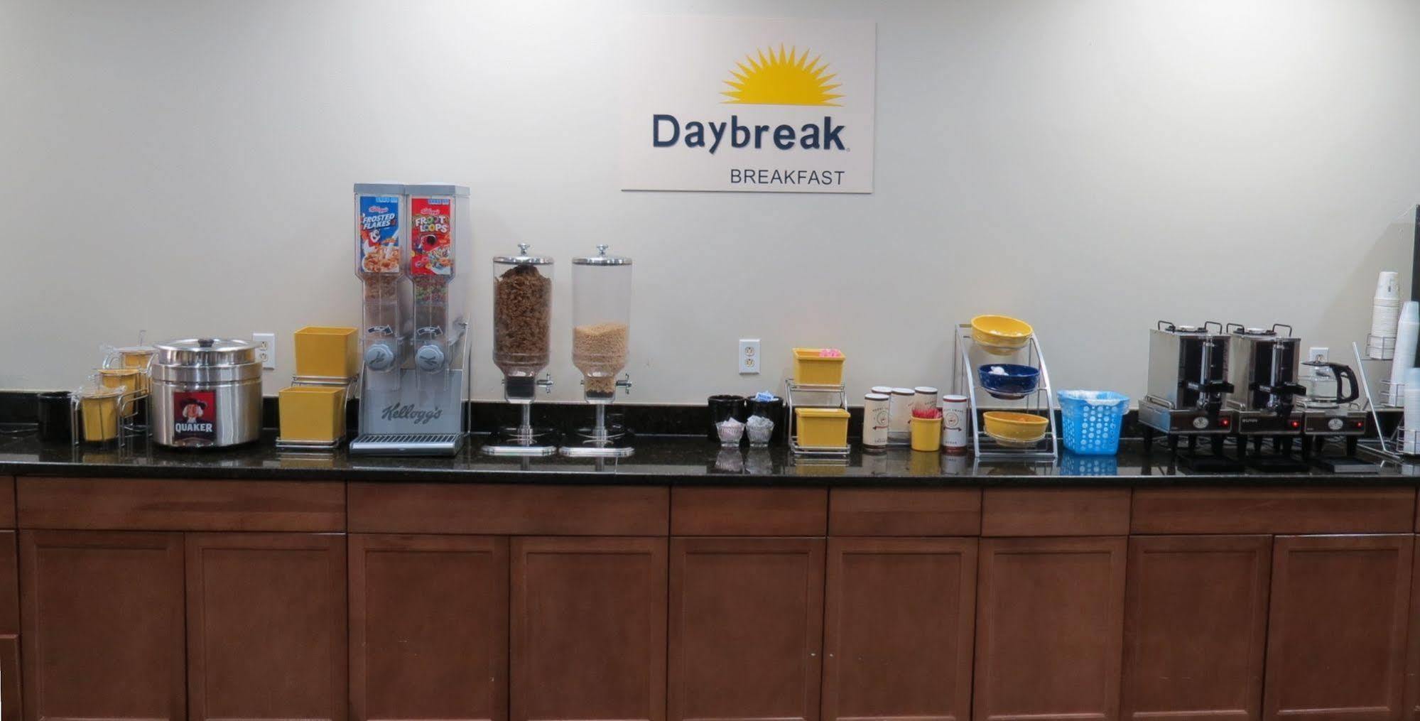 Days Inn By Wyndham Montgomery Near Aum 외부 사진